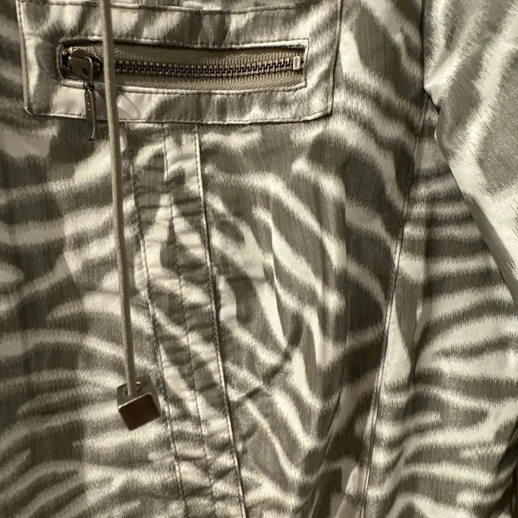 🍀 TRIBAL NWT ANIMAL PRINT 3/4 SLEEVE WINDBREAKER IN SAND - Picture 5 of 8